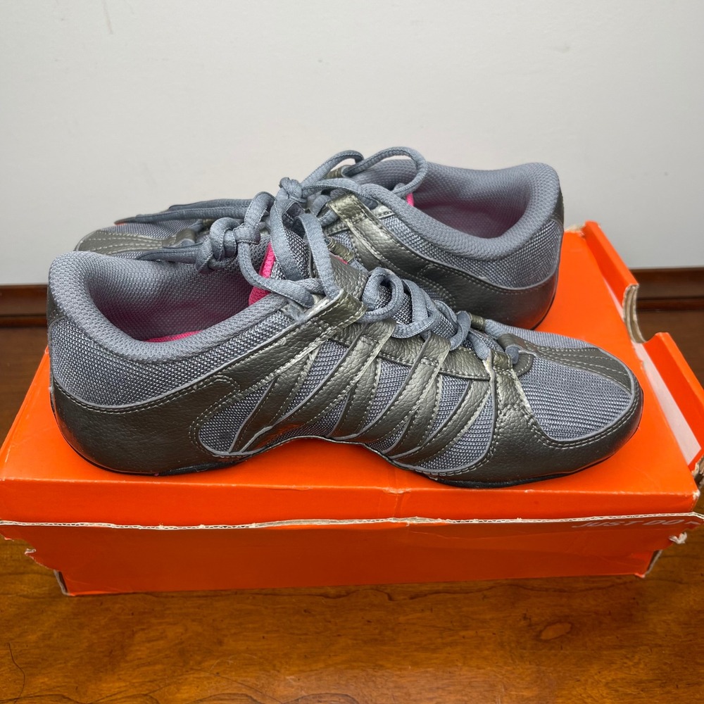 Nike Musique IV Cool Grey Vivid Pink Metallic Dance‎ Running Shoes Womens 5